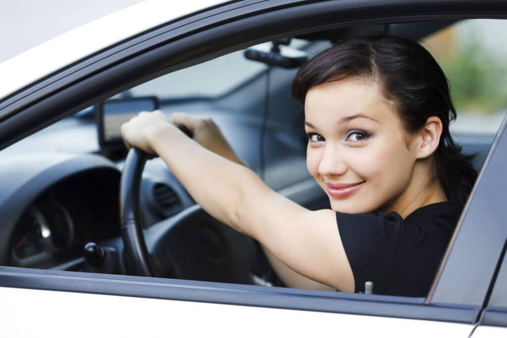 Jeune femme au volant de sa voiture