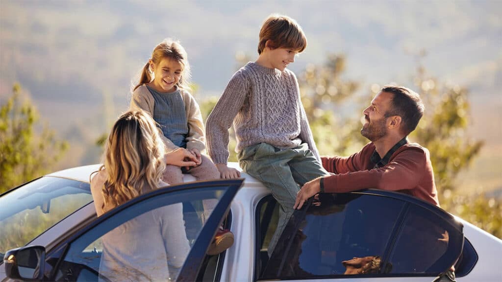 Famille faisant une pause en voiture