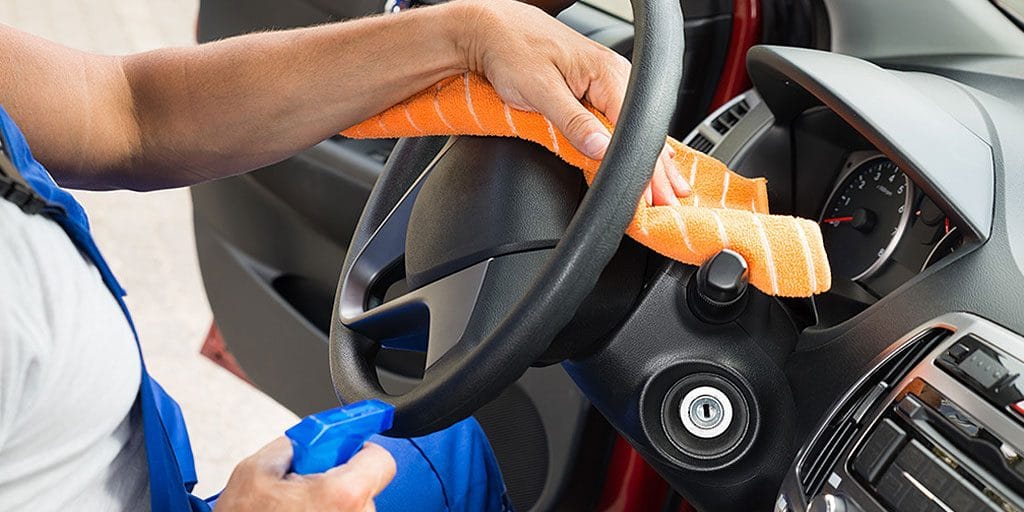 Nettoyage du volant d'une voiture