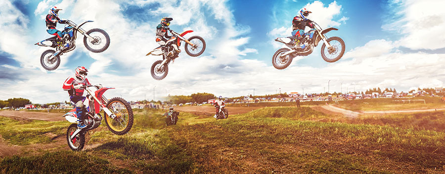 Groupe de moto cross en plein saut