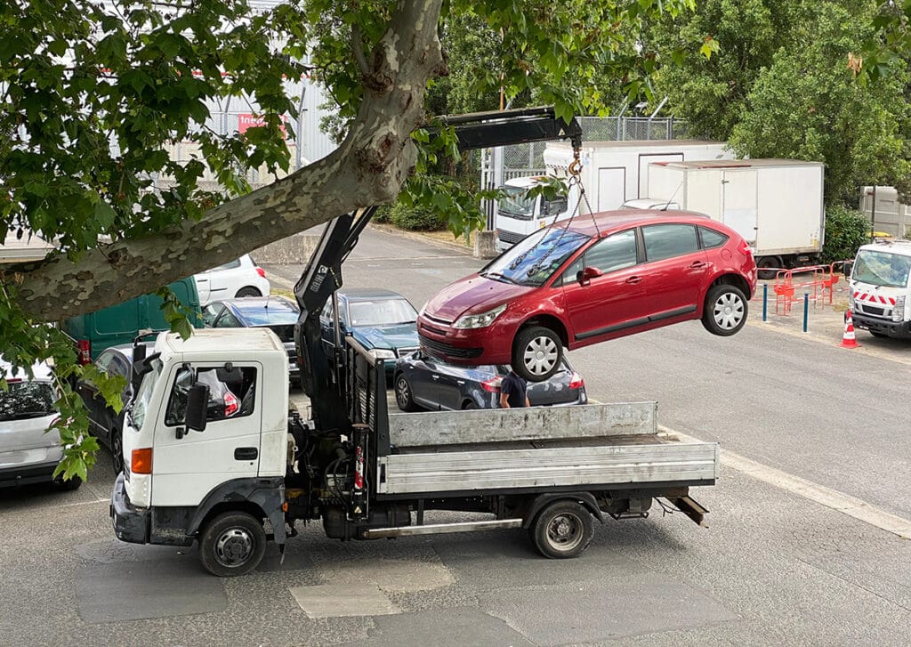 Epaviste récupérant une voiture