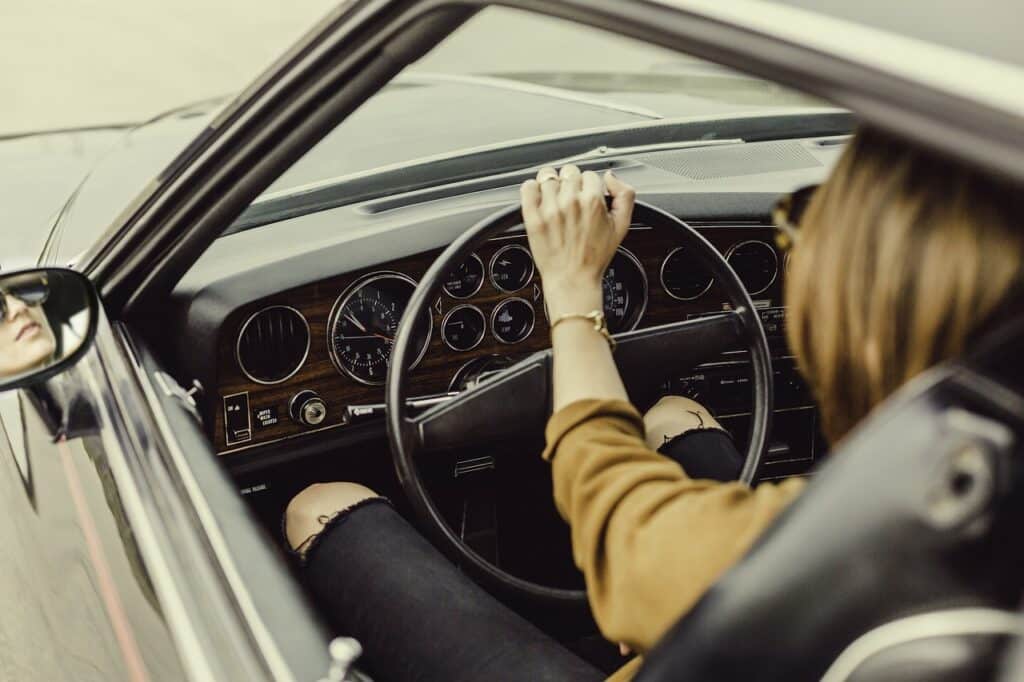 Femme conduisant une voiture