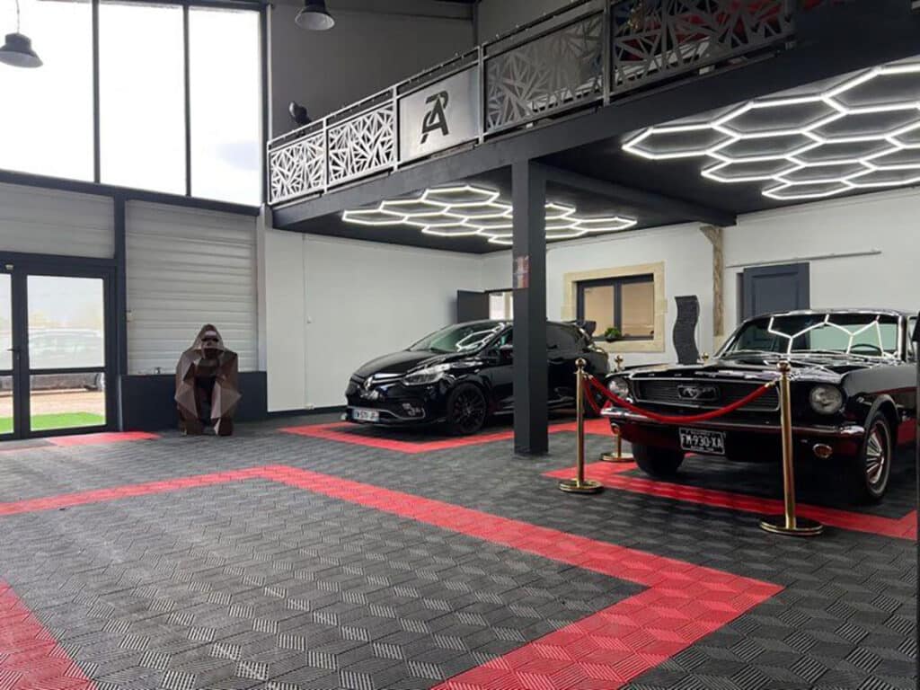 Intérieur d'un garage avec des dalles clipsables