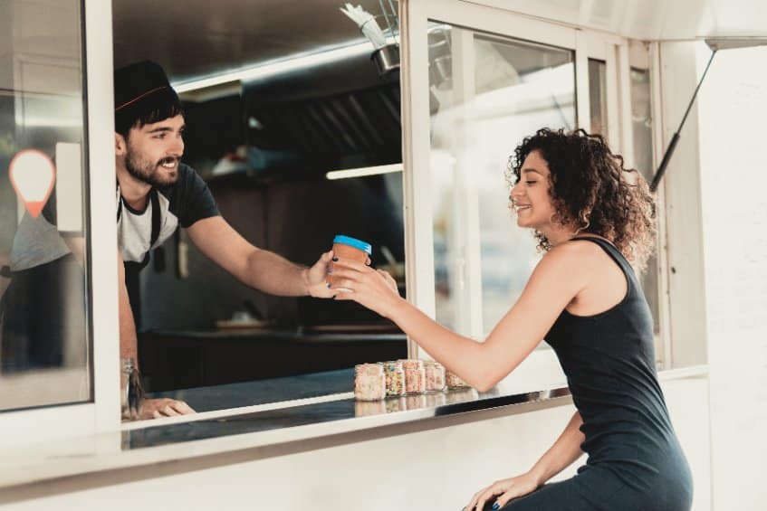 Femme en train de se faire servir à une buvette
